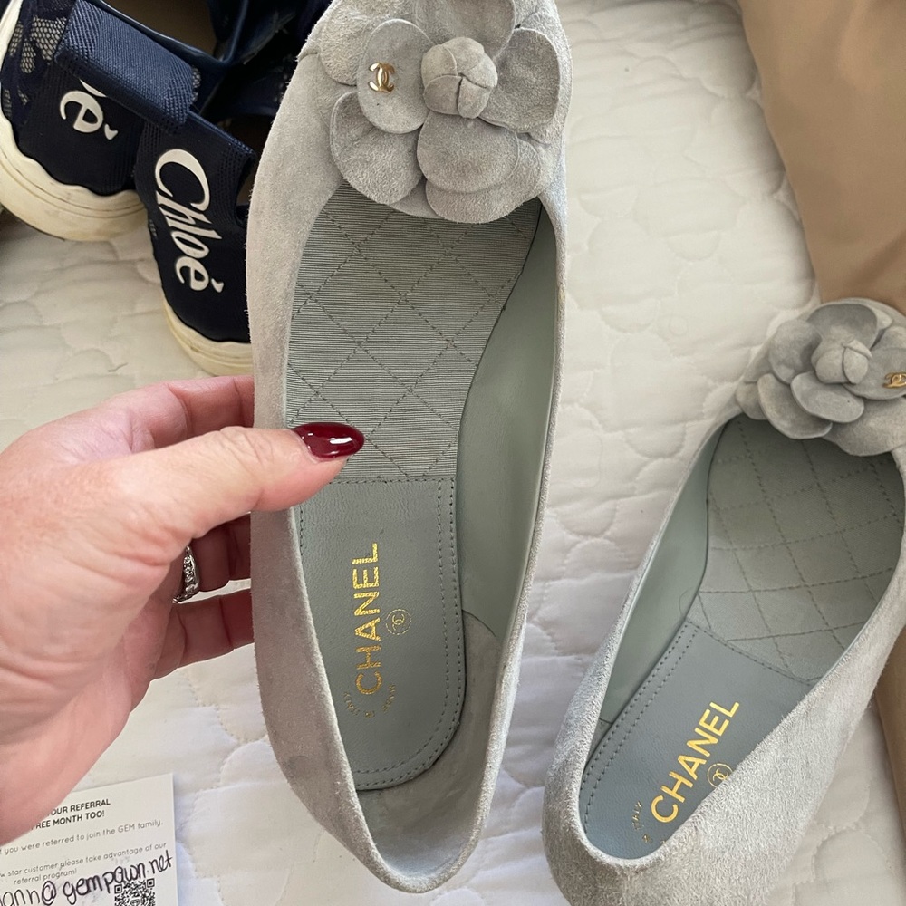 Chanel Suède camélia block heels light blue